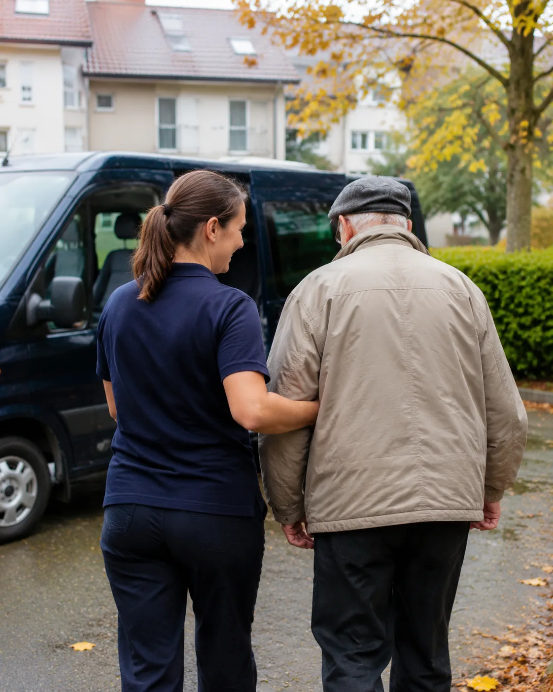 Fahrer begleitet aelteren Fahrgast